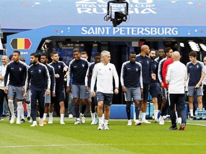 Deschamps, con sus jugadores en San Petersburgo.