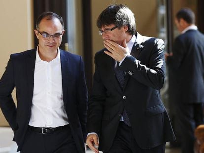Carles Puigdemont (derecha) conversa con el conseller de Territorio, Josep Rull.