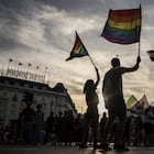 Participantes en la marcha del Orgullo en Madrid caminan por el Paseo de Prado.