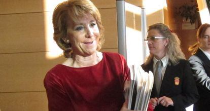 Esperanza Aguirre,a su llegada a la rueda de prensa.