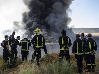 Bomberos durante el incendio de la planta de Chiloeches en agosto.