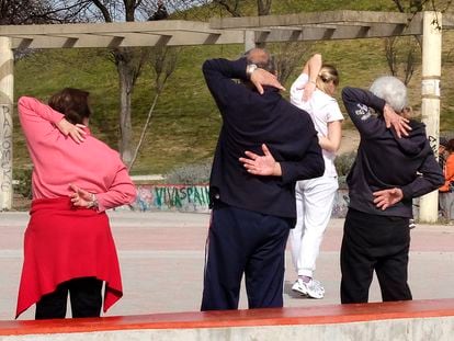 Un grupo de personas de edad avanzada realiza ejercicio en el parque Tío Pío de Vallecas el pasado mayo.