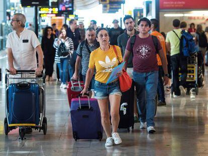 Viajeros transitan por la terminal 4 del aeropuerto de Barajas