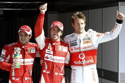 Alonso celebra la 'pole' junto a Button y Massa