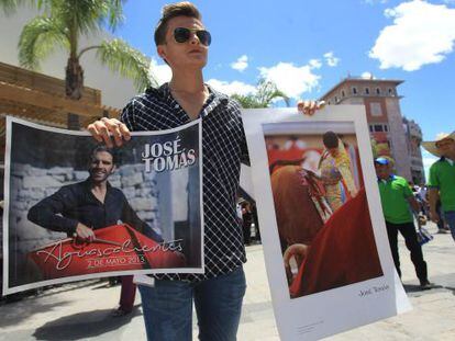Un hombre vende afiches del diestro español José Tomás, que torea este 2 de mayo en Aguascalientes, en la Feria de San Marcos.