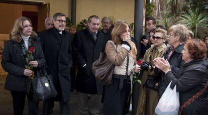 La viuda de Pepe Sancho, Reyes Monforte, rodeada de amigos y familiares.