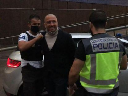 Vittorio Raso era trasladado a dependencias policiales tras ser detenido el 10 de octubre de 2020 en Barcelona.
