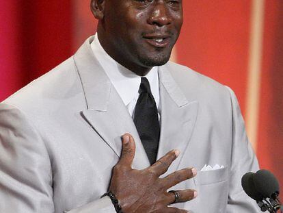 El mítico Salón de la Fama de la NBA vivió ayer una ceremonia de ingreso muy especial en la que se dio la bienvenida a Michael Jordan, considerado por muchos el mejor jugador de baloncesto de la historia, que estuvo secundado por el base de Utah Jazz John Stockton y el pívot de San Antonio Spurs David Robinson. Jordan no pudo reprimir su emoción durante el discurso de agradecimiento en el que mostró "orgullo" por ingresar en el Salón de la Fama, pero rehusó calificarse como el mejor jugador de la historia