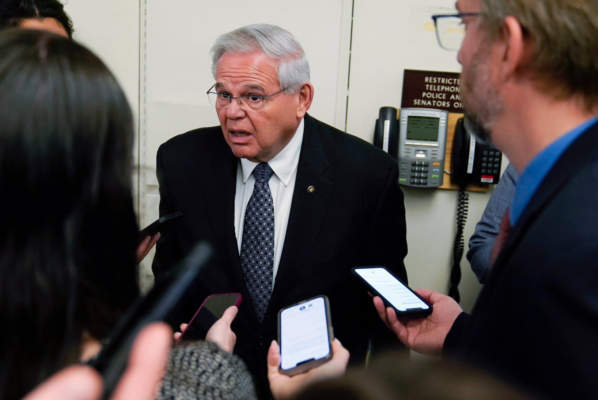 El senador Bob Menendez, en los pasillos del Capitolio.