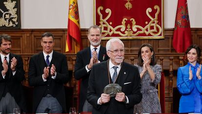 Luis Mateo Díez, con el premio este martes.