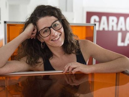 La professora Mónica Fernández en la Fundació El Llindar de Cornellà de Llobregat.