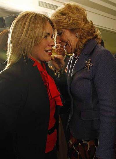 Aguirre saluda a la alcaldesa de Pinto, Miriam Rabaneda.