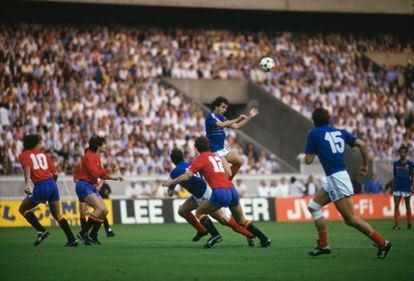 Platini se eleva para cabecear durante la final de 1984 contra España en París.