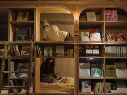 Habitaci&oacute;n del albergue Book and Bed, en Tokio. 