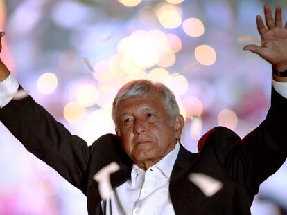 El candidato a la presidencia de M&eacute;xico Andr&eacute;s Manuel L&oacute;pez Obrador, en su discurso de cierre de campa&ntilde;a en el estadio Azteca de Ciudad de M&eacute;xico 