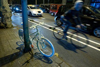 La bicicleta blanca, símbolo en Barcelona de la muerte de una ciclista, arrollada por un camión en ese lugar.