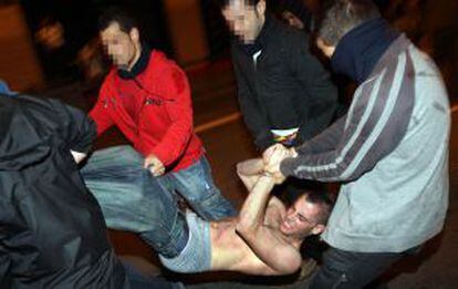 Agentes de paisano se llevan a un detenido en los disturbios de la celebración de la victoria del Barça en la Champions.