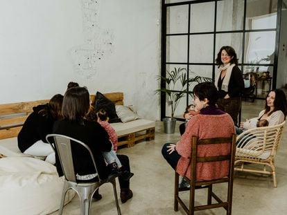 La psiquiatra Ibone Olza en una reunión con madres en Madrid.