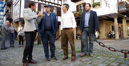 El escritor Federico Moccia, con gorra, en su paseo por Hondarribia, acompañado por el alcalde, Aitor Kerejeta (segundo por la derecha).