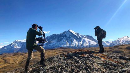 El documentalista René Araneda, con binoculares, y el camarógrafo Benjamin Goertzen, en Torres del Paine.
