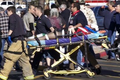 Los servicios médicos de emergencia, durante el traslado de la congresista Giffords, tras ser tiroteada.