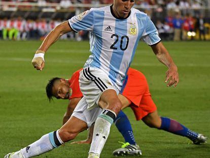 Nicolás Gaitán regatea al chileno Gonzalo Jara, en un partido disputado en la Copa América.