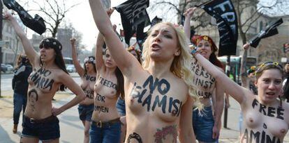 Inna Shevchenko (en el centro) durante la protesta cerca de la embajada de T&uacute;nez en Par&iacute;s.