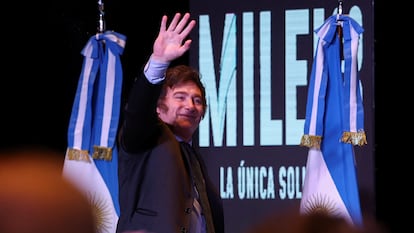 Javier Milei saludaba a sus simpatizantes para celebrar su victoria, el domingo en Buenos Aires.