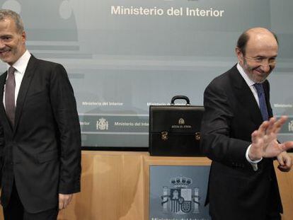 Antonio Camacho (izquierda) y Alfredo Pérez Rubalcaba, en el traspaso de cartera. 