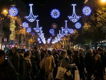 Luces de Navidad en el centro de Barcelona en 2017.