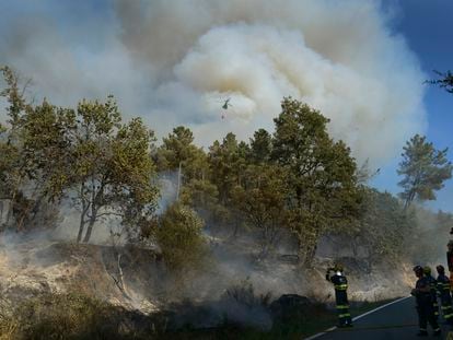 Varios bomberos en el lugar del inicio del incendio en Castrelo de Miño, Ourense.