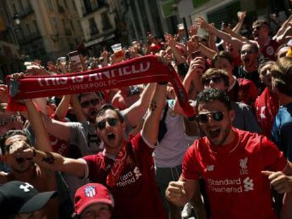 Aficionados del Liverpool y el Tottenham se adueñan de Sol y la Plaza Mayor con una conducta civilizada en la víspera de la final de la Champions League