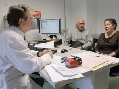 El doctor Macaya escucha el historial médico de Elvira Rouco en el Hospital Clínico San Carlos de Madrid.