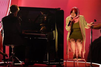 Billie Eilish, con su hermano Finneas al piano, interpretando 'What Was I Made For?' en los Grammy.

