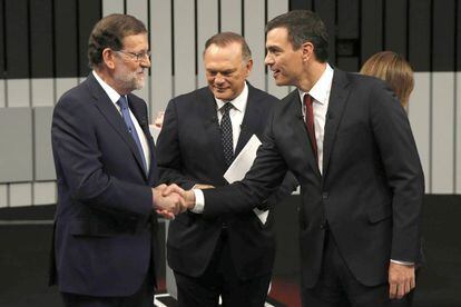 Rajoy y S&aacute;nchez se saludan en presencia de Pedro Piqueras antes del inicio del debate a cuatro en la Academia de Televisi&oacute;n.
