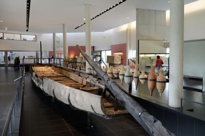 Barco romano hallado en Arlés (Francia) en 2004, con una estructura muy semejante al descubierto en Ribadeo. 