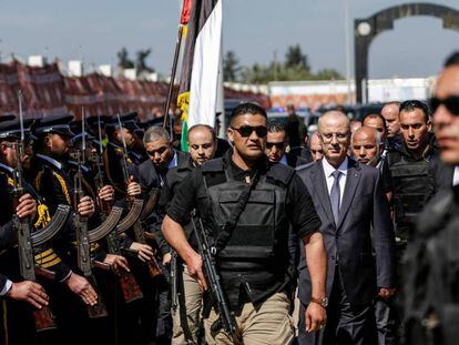 El primer ministro palestino, Rami Hamdallah (con gafas y traje gris), en Gaza este martes.