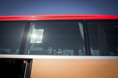 Un niño gitano de Ucrania en un autobús que parte hacia Alemania. Es uno de los hijos de Artur.