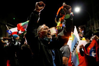 Partidarios de la elecciòn "Yo apruebo" reaccionan después de escuchar los resultados del referéndum sobre una nueva constitución chilena en Valparaíso, Chile