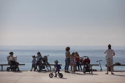 Varias familias en el paseo marítimo de Barcelona.