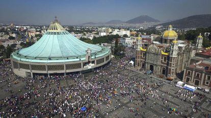 Los fieles se arremolinan en la entrada a la Basílica de Guadalupe, en México.