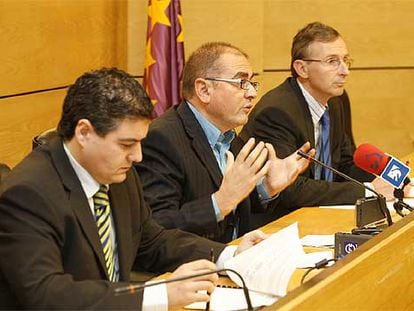 De izquierda a derecha, Javier Burón, director de Planificación de Vivienda, el consejero Javier Madrazo y el viceconsejero Javier Dean, en la rueda de prensa de ayer en Bilbao.