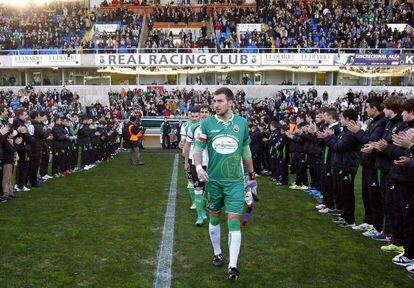 Las categor&iacute;as inferiores hacen el pasillo al primer equipo, encabezado por el capit&aacute;n, Mario, antes del partido ante la Cultural. 