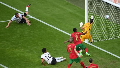 Gosens, en el momento de marcar el gol a Portugal.