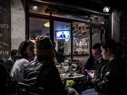 Un grupo de clientes charla en una terraza en Burdeos, durante el anuncio de Macron el pasado 28 de octubre.