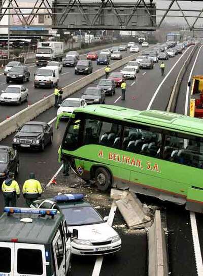 El autobús, atravesado en la A-6 sentido A Coruña.