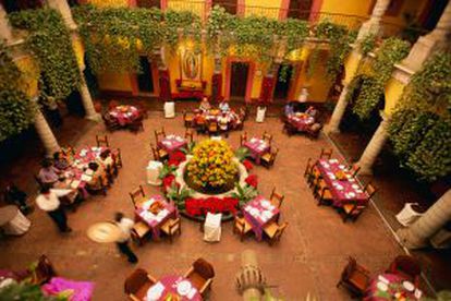 Patio colonial de un restaurante en Oaxaca de Juárez, en México.