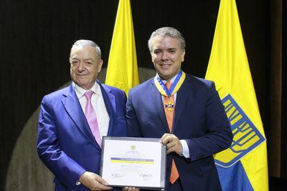 Iván Duque Márquez (derecha) y el rector de la Universidad Sergio Arboleda, Rodrigo Noguera Calderón, al recibir un reconocimiento de la institución, en 2016.