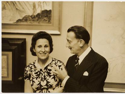 Gala (con el vestido 'Musée du Louvre' de Dior) y Dalí en Nueva York, en 1950, en una fotografía de Marvin Koner.