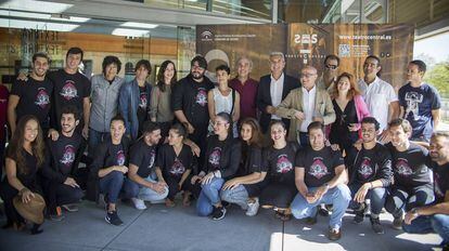 Artistas y autoridades durante la presentación de la temporada 2017-2018 en el Teatro Central de Sevilla.